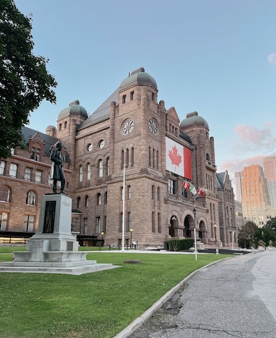 通学路にある州会議事堂