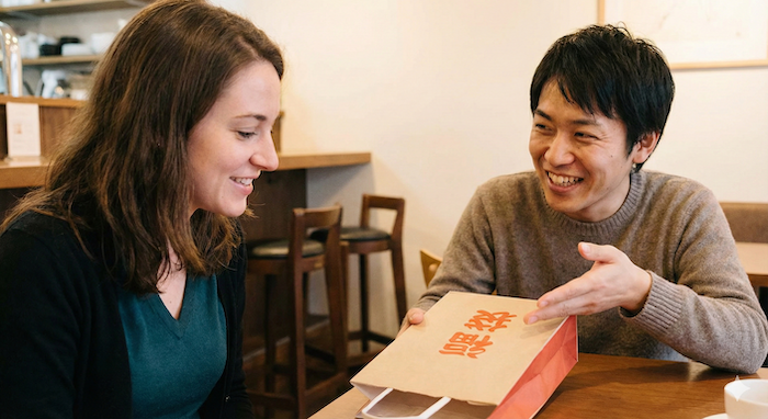 Explaining Lucky Bag system to a foreigner / 外国人に福袋のシステムを説明する様子