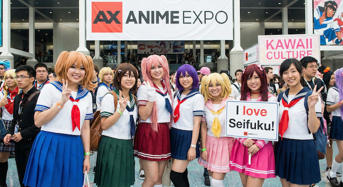 アニメコンベンションでの制服コスプレ。
