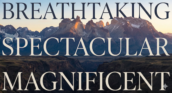 3つの単語が重なる壮大な山の風景。